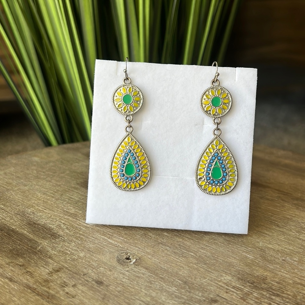 Fun summer earrings. Wonderful color combo. Worn once or twice.